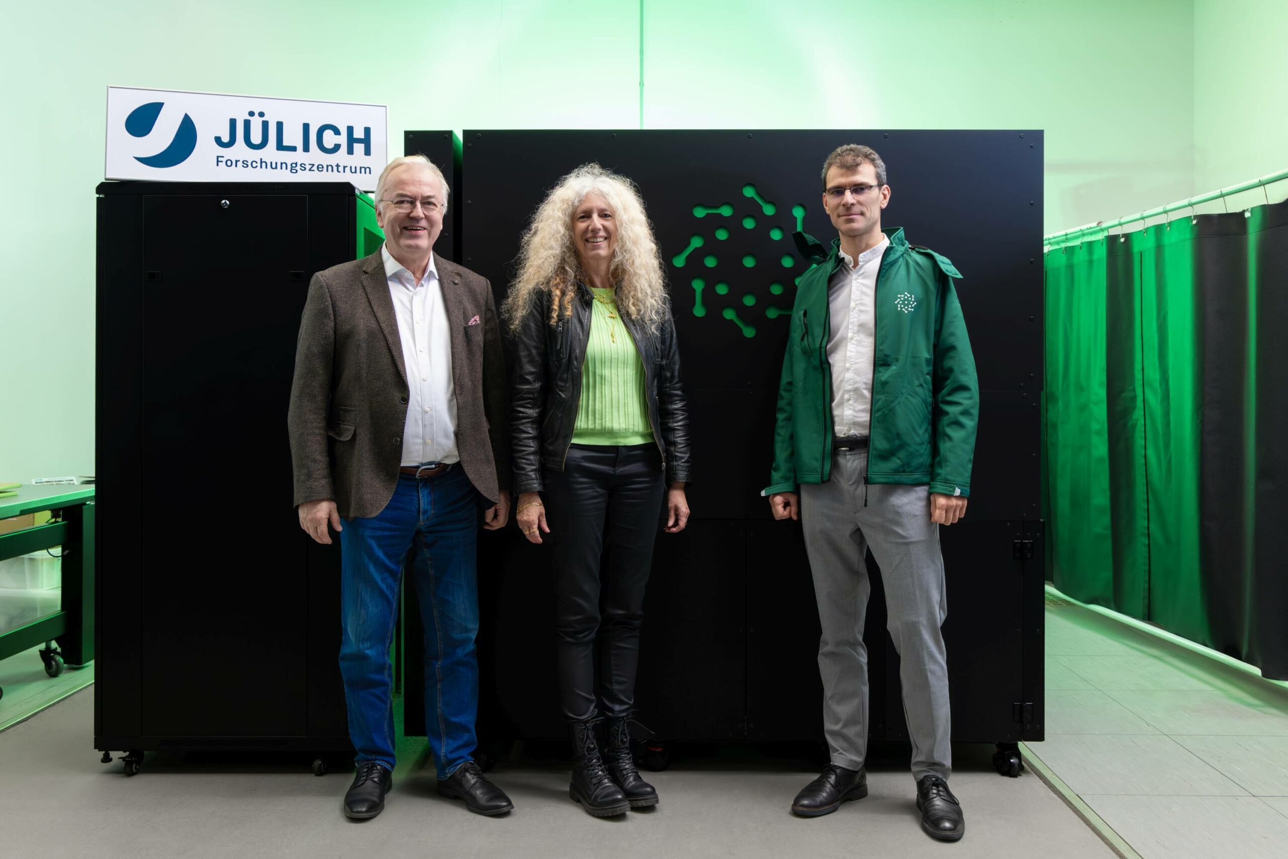 From left to right: Prof. Dr. Thomas Lippert, head of JSC at Forschungszentrum Jülich; Prof. Dr. Kristel Michielsen, head of JUNIQ & Quantum Computing at JSC/Forschungszentrum Jülich; Dr. Georges-Olivier Reymond, CEO and Co-founder of Pasqal – Copyright: Forschungszentrum Jülich / Jenö Gellinek.