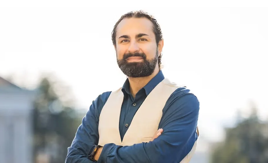 Kasra Nowrouzi;s picture