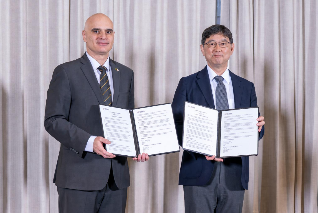 Naoyuki Maekawa, Director-General, Innovation Department, JETRO (right), and Dimitrios Peroulis, Senior Vice President for Partnerships and Online, Purdue University (left)
