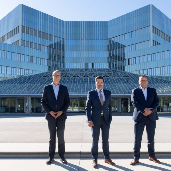 Prof. Thomas F. Hofmann, President of TUM, Frank Weber, Member of the Board of Management of BMW AG, Development, and Alexander Buresch, CIO of BMW AG, signed an agreement to establish an endowed chair in Quantum Algorithms and Applications.